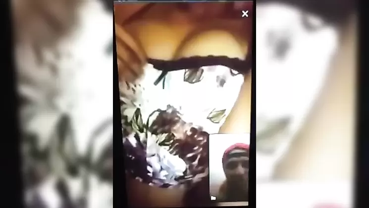 Peituda no bigo live mostrando o peito