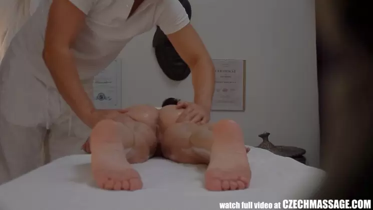 Czech amateur girl gets her pussy massaged