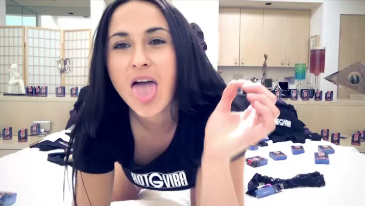 Camslut Nina loves her GVibe