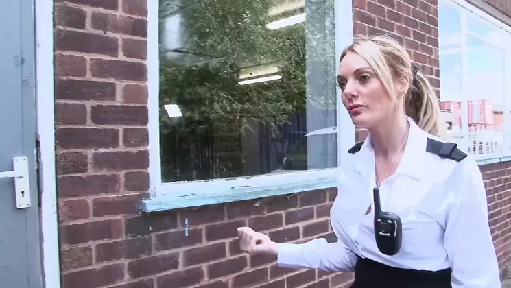 Blonde Ficksau mit geilen Titten reitet den Schwanz