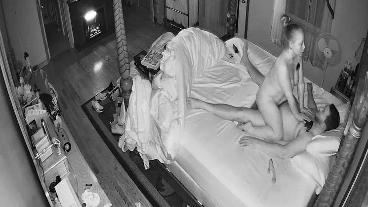 IPCAM – Tattooed American mom rides her husba