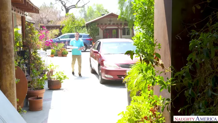 PizzaDelivery Guy Strikes Again, This Time With Dolly Leigh