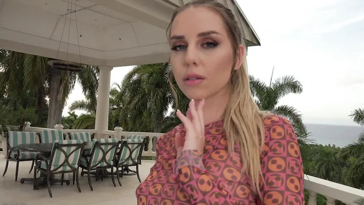 Dee Vine gets off with her favorite toys in solo play
