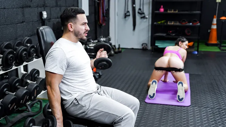 Personal trainer motivates client with her juicy pussy