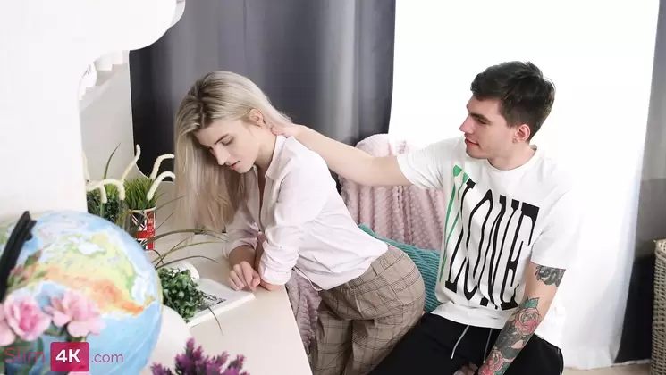 Teen finds time for quickie with her aroused BF