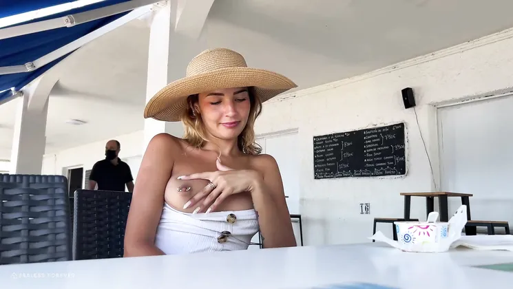 Agatha est allee a la plage pour montrer son beau corps nu