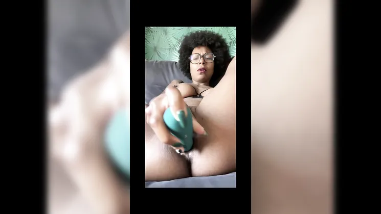 Ecoutant de la musique latine, cette femme francaise se caresse