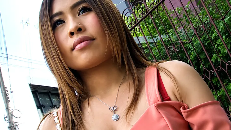 Pretty Thai MILF picked up in a Tuk Tuk