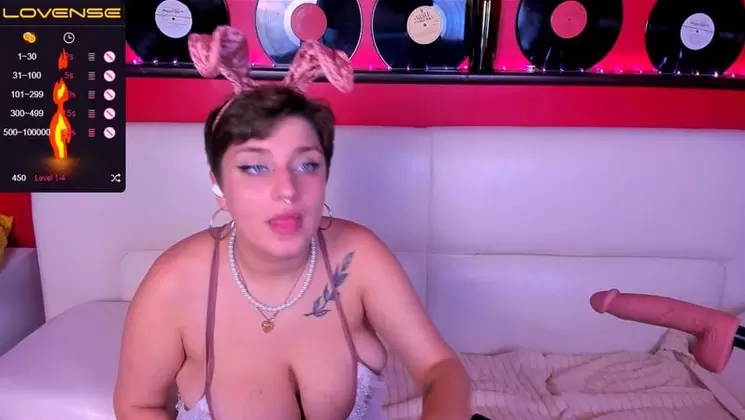 https://m.chaturbate.com/juicy__peach/