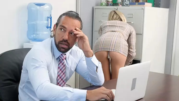 PassionHD: Office Tease Gets Bosses Dick Hard on PornVe