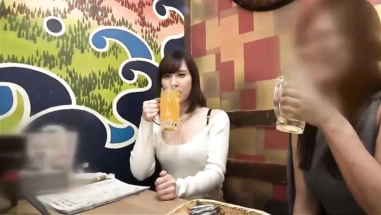 300 MAAN - 164 ■ "Please get in my bags ..." ■ Drunken busty young woman 's drunkenness getting erot